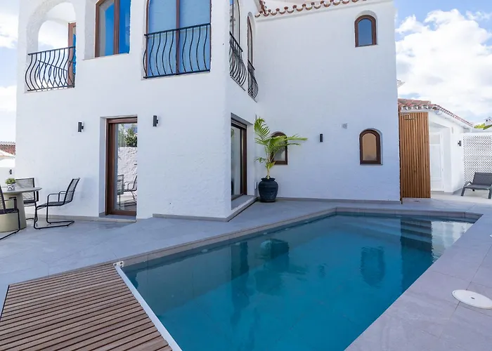 Luxury House With Private Heated Pool In Nerja! Dom wakacyjny *